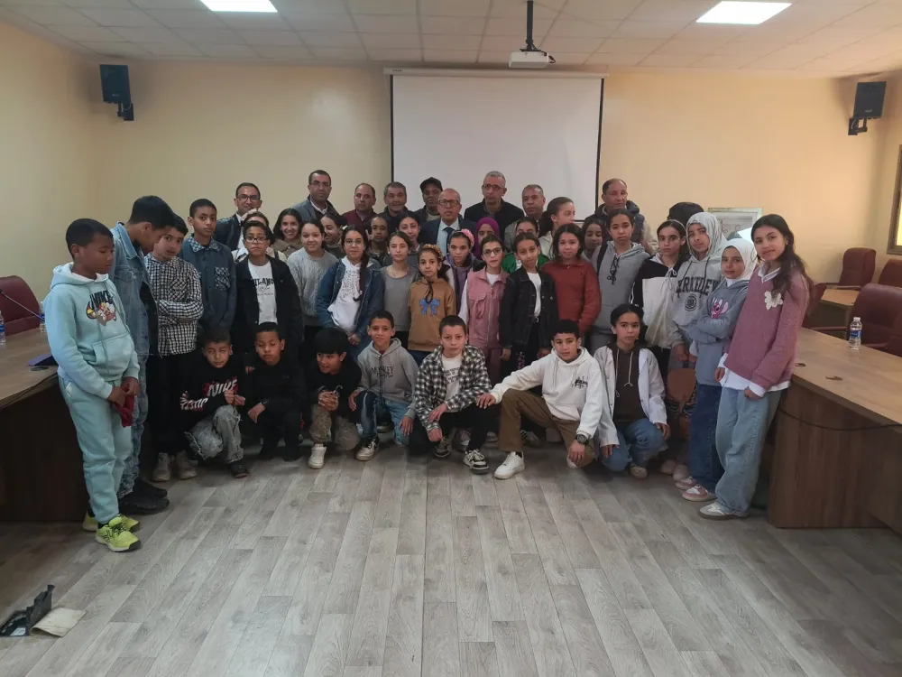 زيارة تربوية لتلاميذ أمزيزل إلى جماعة دمنات لتعزيز قيم المواطنة والانفتاح المؤسساتي